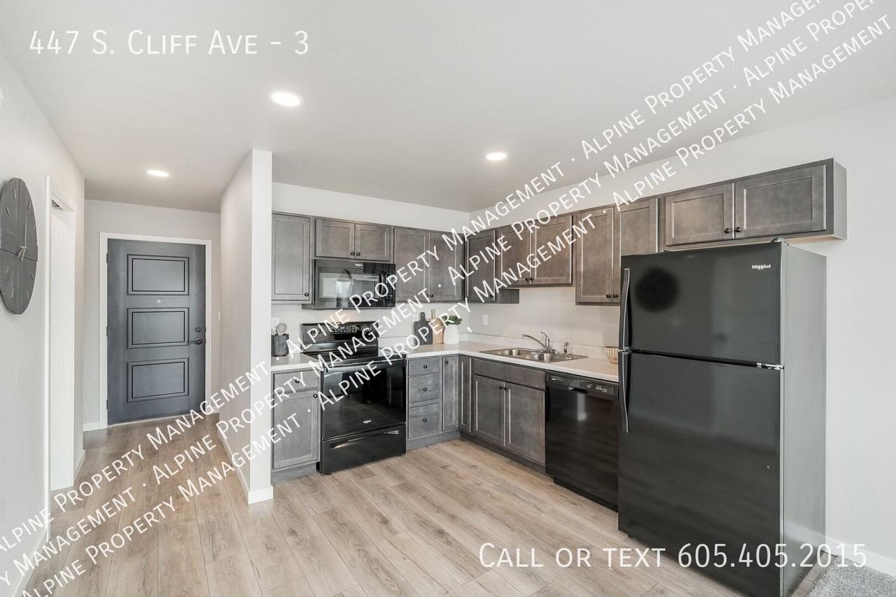 447 S Cliff Ave #3 - Photo 4 of 40