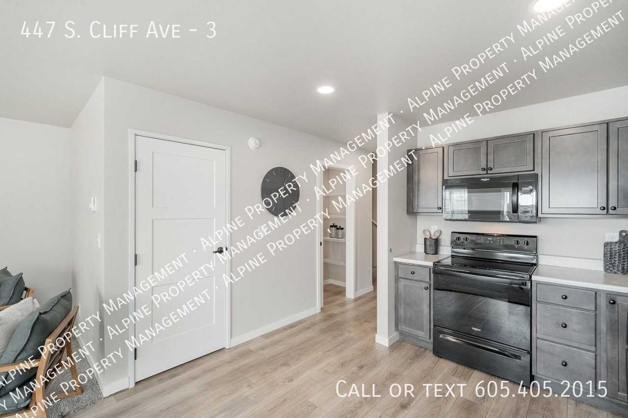 447 S Cliff Ave #3 - Photo 5 of 40