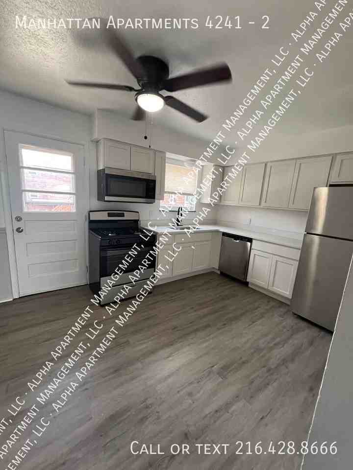 Manhattan Apartments 4241 #2 - Photo 2 of 14