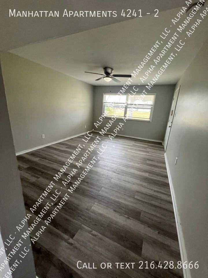 Manhattan Apartments 4241 #2 - Photo 4 of 14