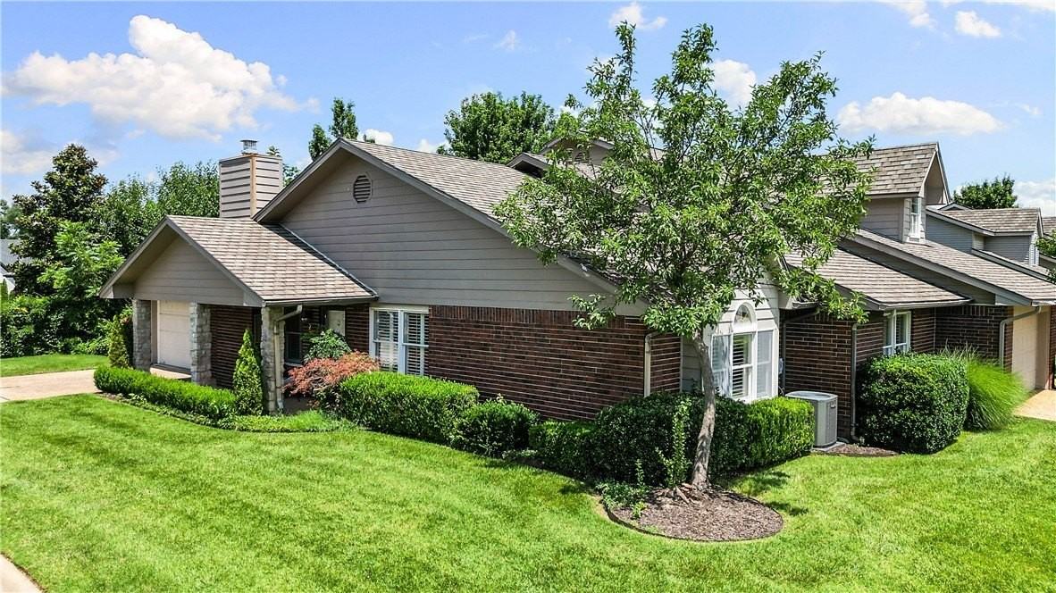 2 S Prairie Dunes Dr - Photo 2 of 42
