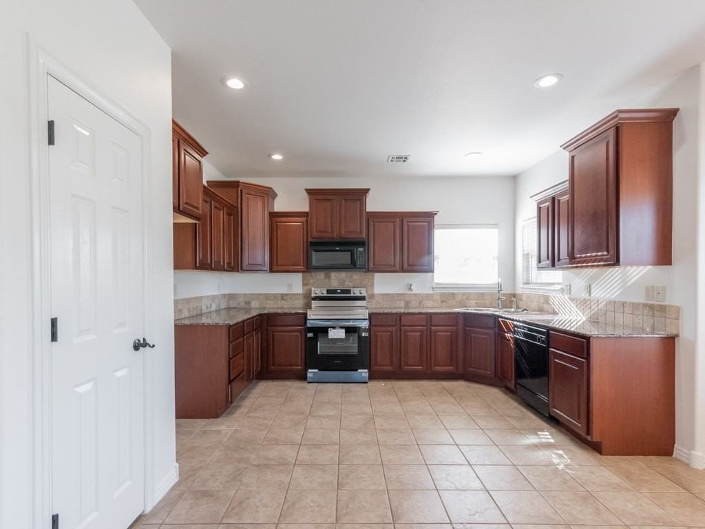2202 Sw 19th St - Photo 4 of 26