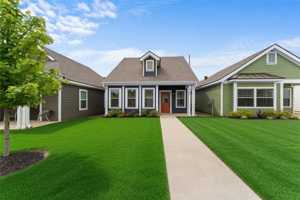 featured image of 700 Ne Heights Ln