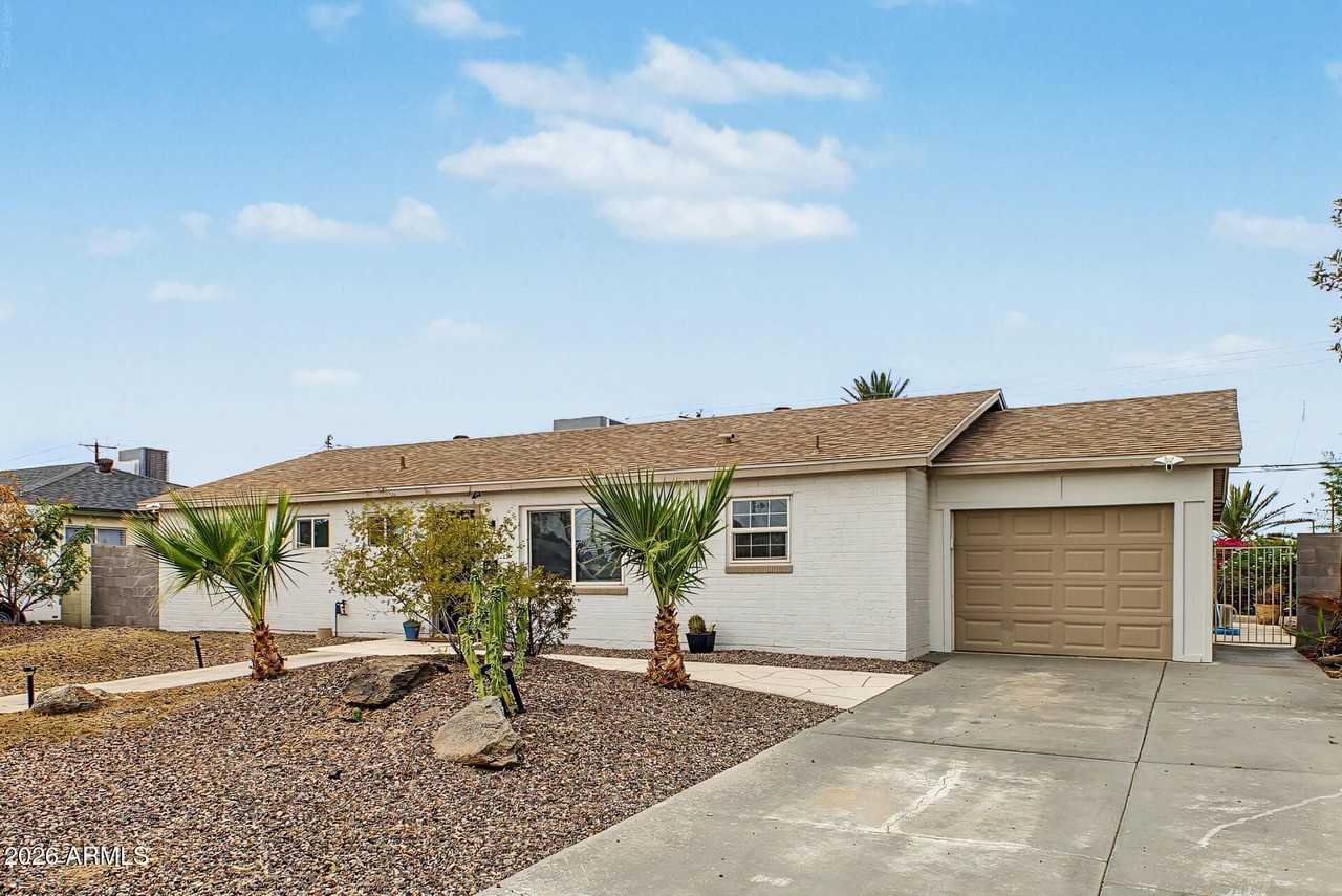 2208 W San Miguel Ave - Photo 3 of 32
