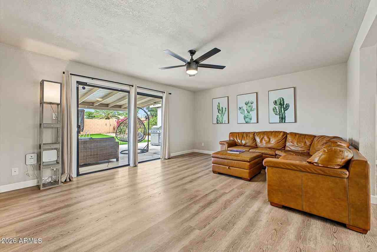 2208 W San Miguel Ave - Photo 5 of 32