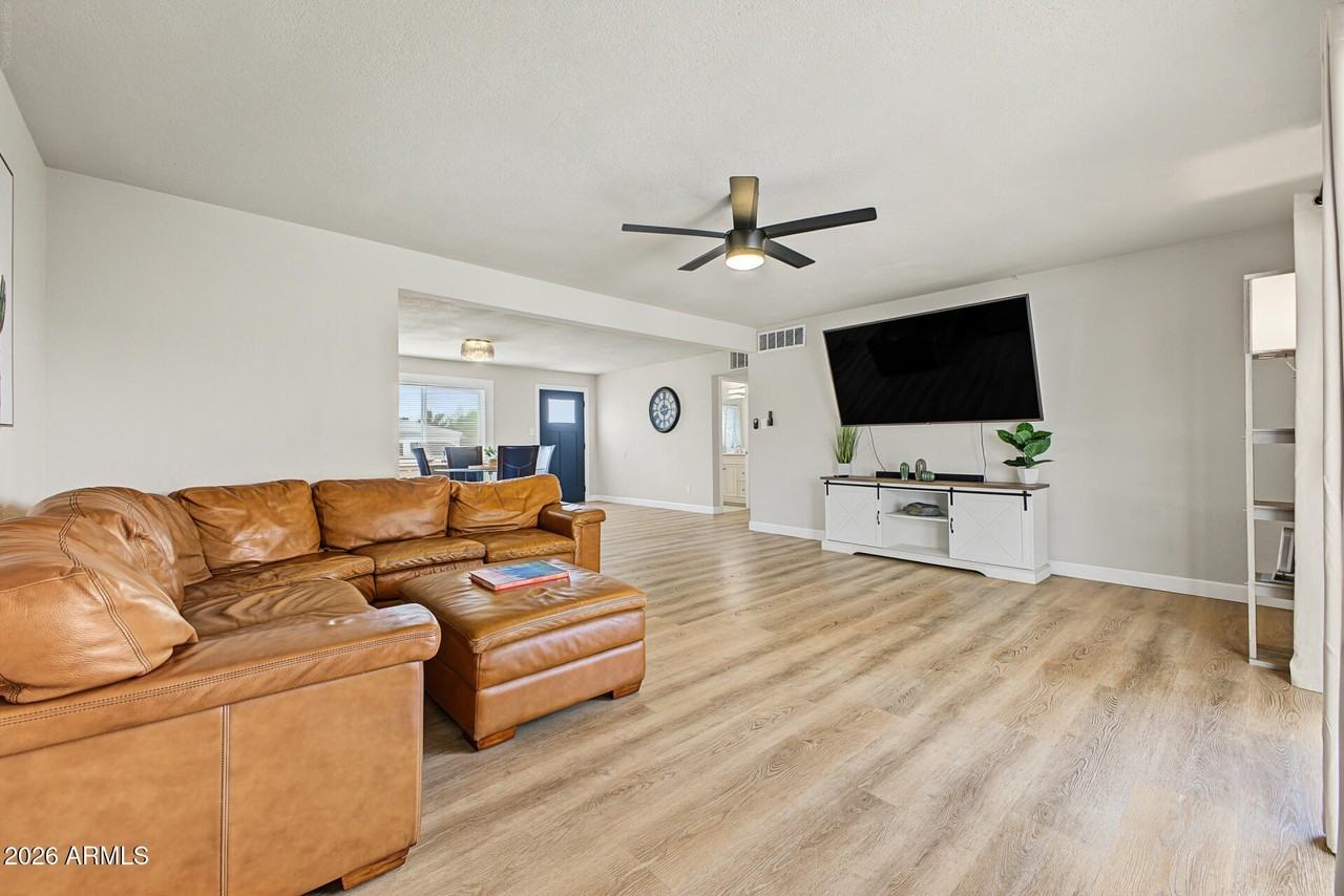 2208 W San Miguel Ave - Photo 6 of 32
