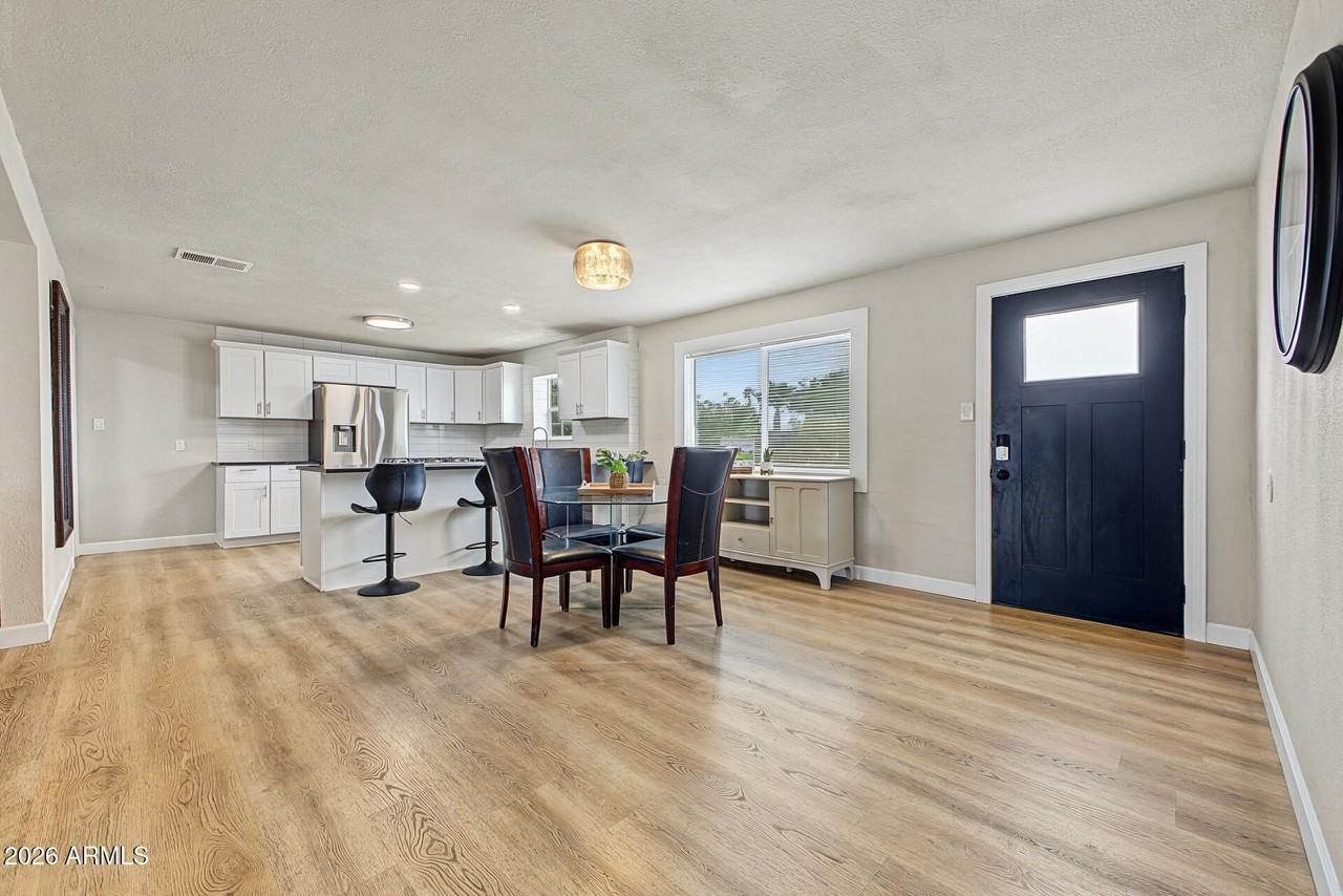 2208 W San Miguel Ave - Photo 7 of 32