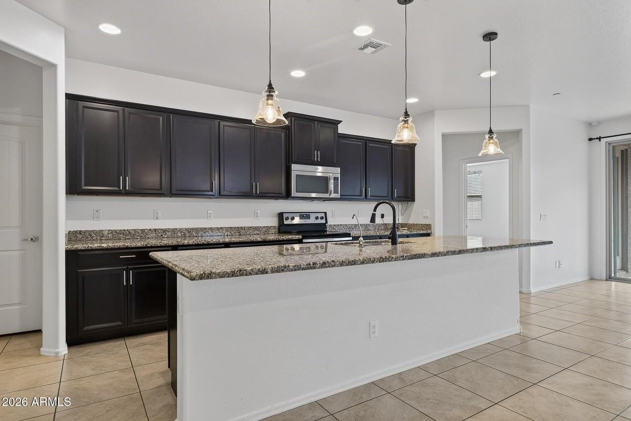 21257 W Berkeley Rd - Photo 2 of 37