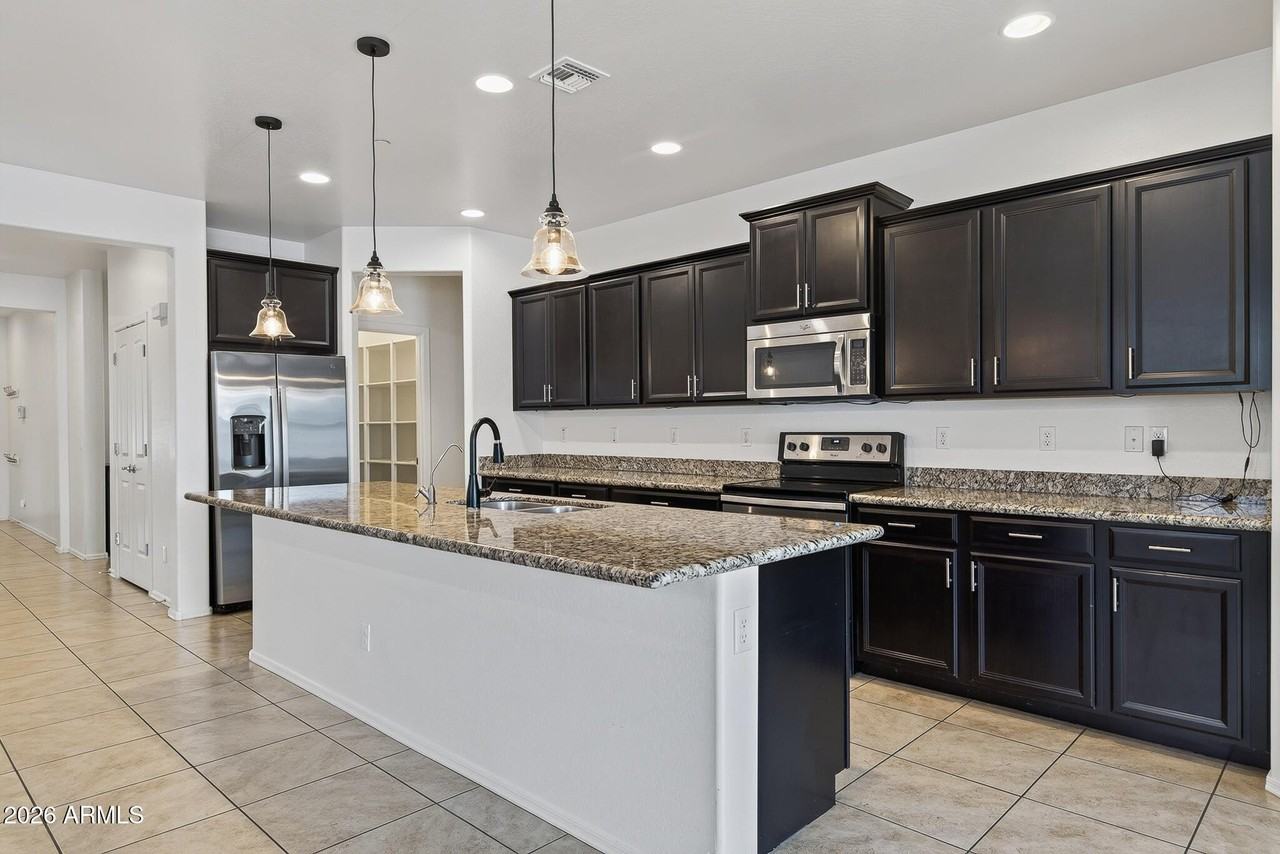 21257 W Berkeley Rd - Photo 3 of 37