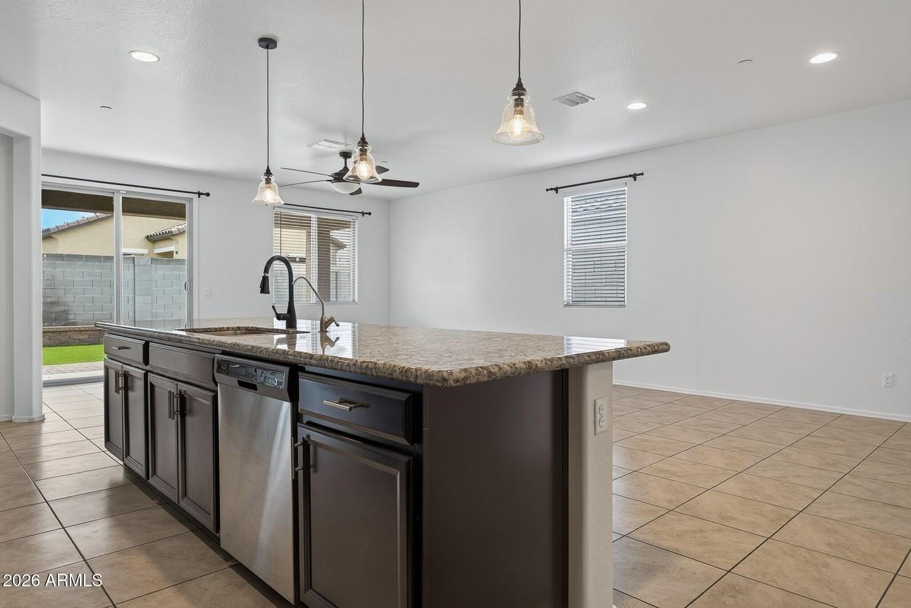 21257 W Berkeley Rd - Photo 4 of 37