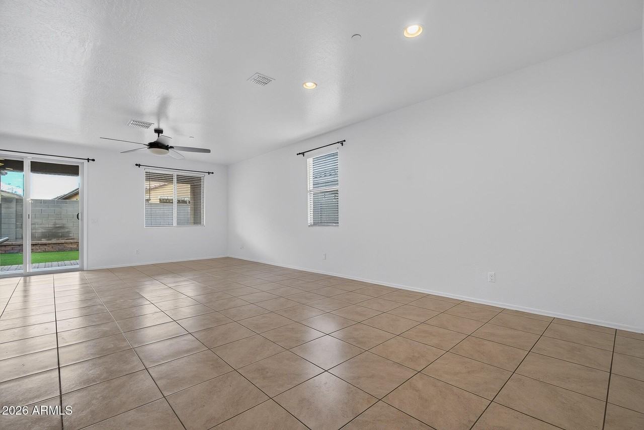 21257 W Berkeley Rd - Photo 5 of 37