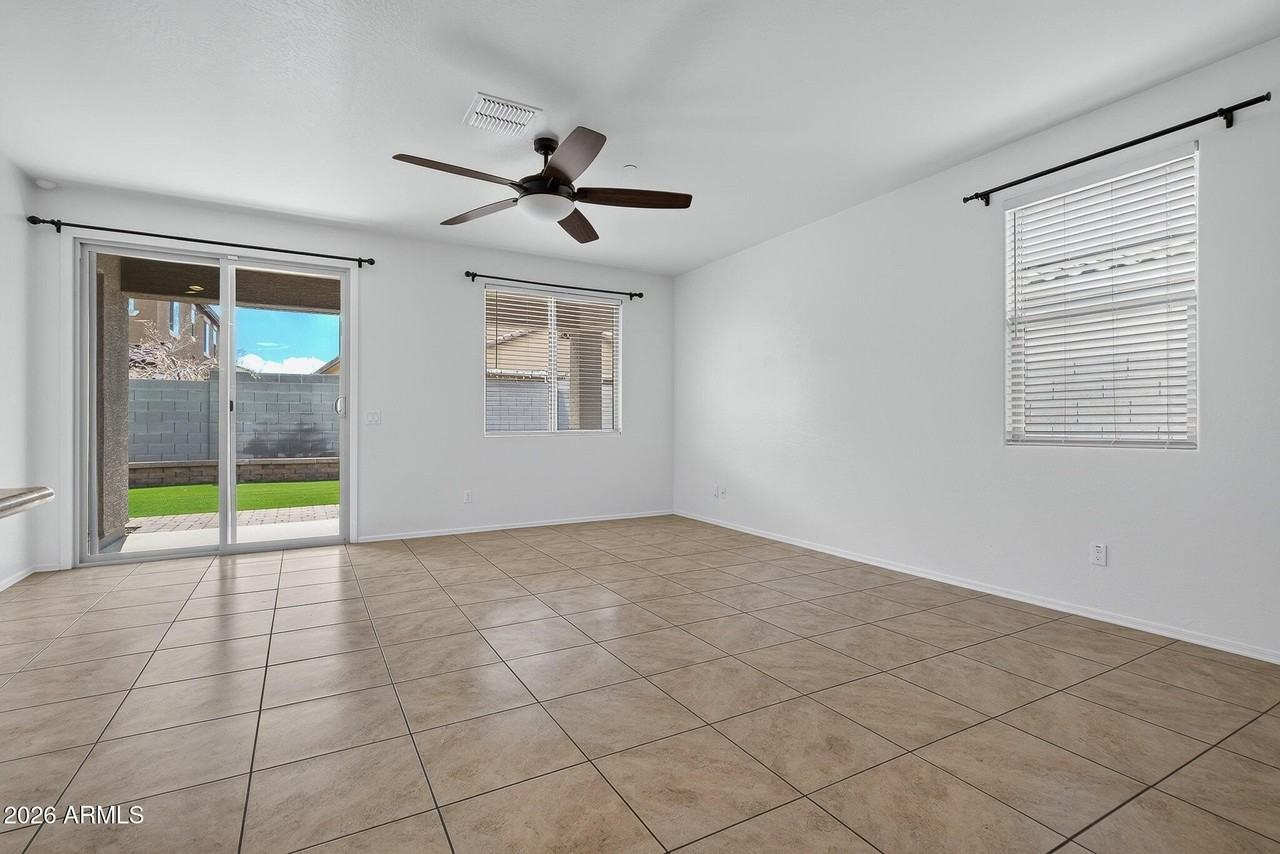 21257 W Berkeley Rd - Photo 6 of 37