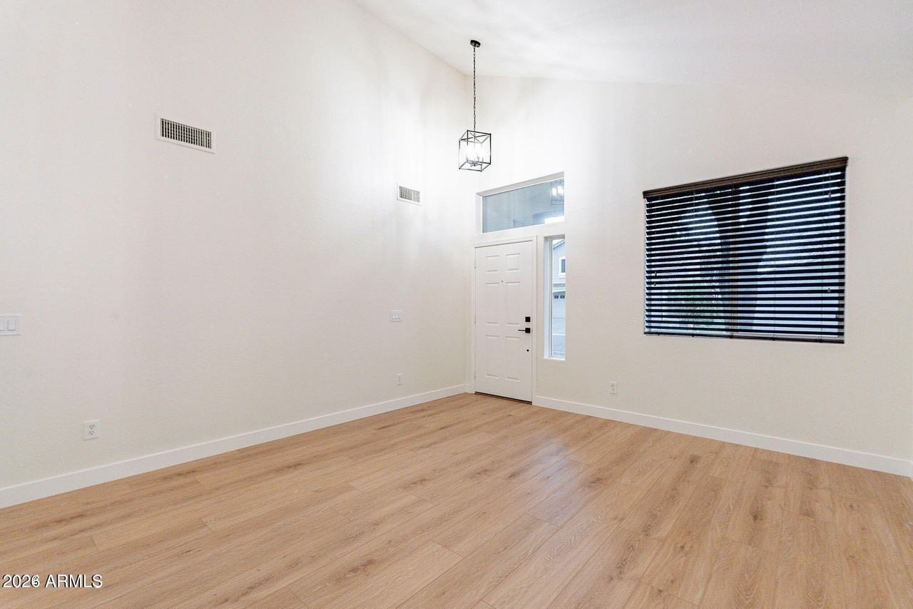 701 W Gibson Ave - Photo 4 of 18