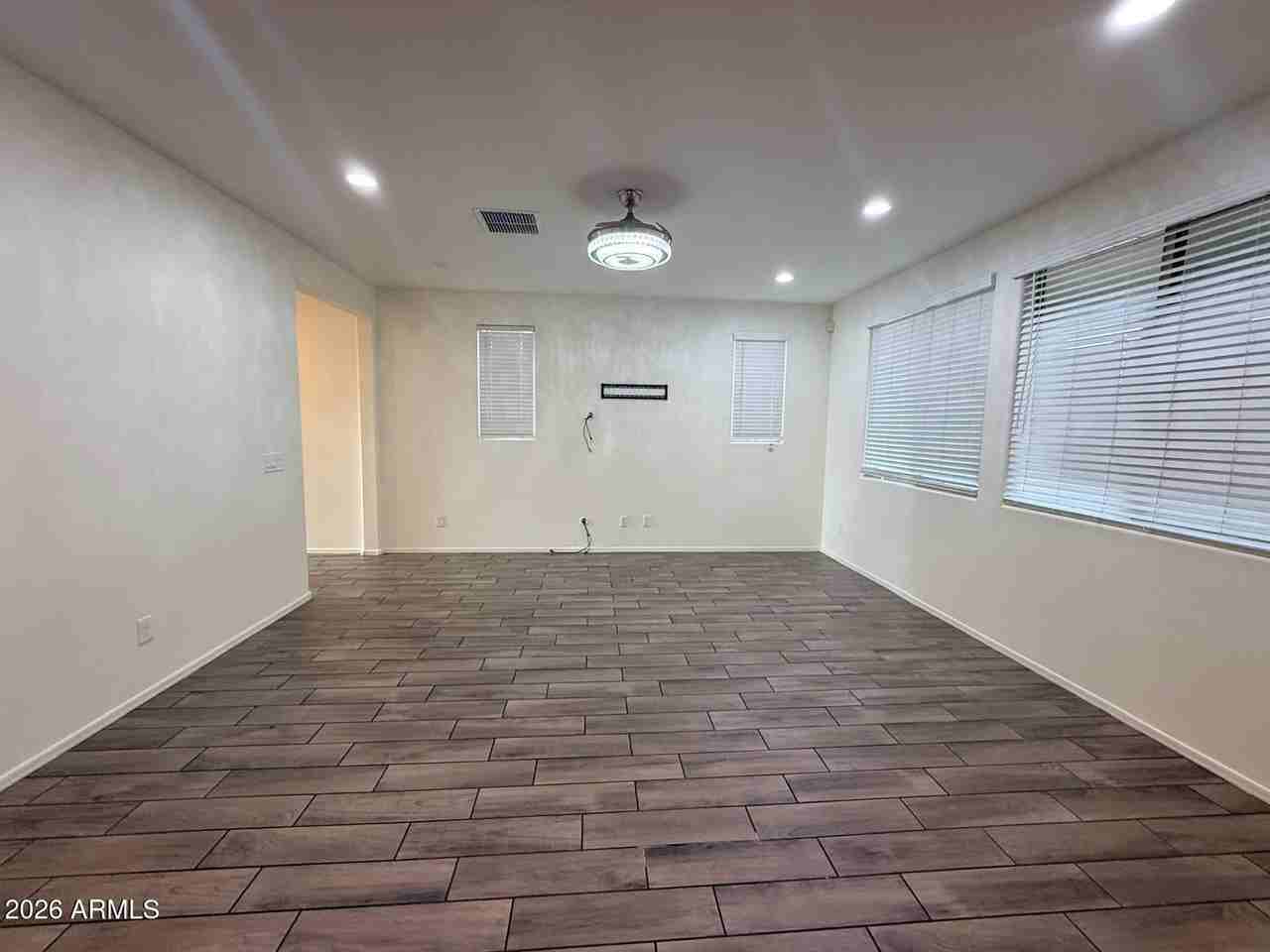 6901 N 88th Dr - Photo 5 of 34
