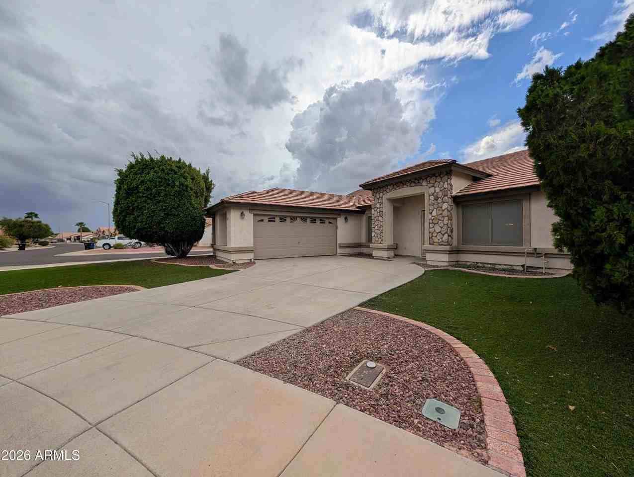 15748 W Paradise Ln - Photo 4 of 50