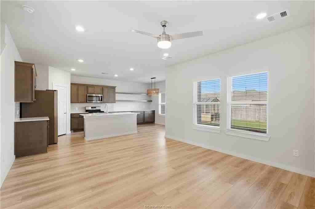 916 Kickapoo Ln - Photo 3 of 23