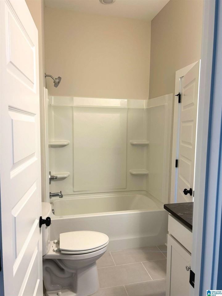 1042 Windsor Dr - Photo 5 of 16