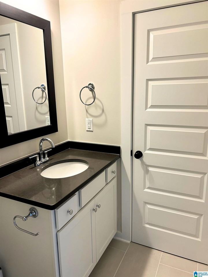 1042 Windsor Dr - Photo 6 of 16