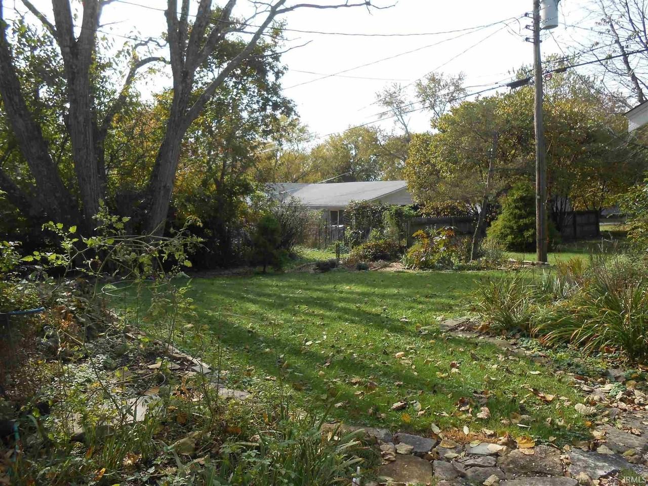 910 S Dunn St - Photo 2 of 5