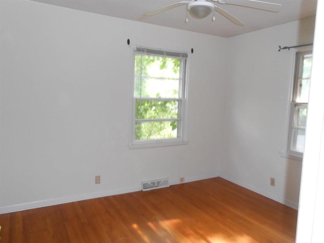 107 S Hillsdale Dr - Photo 5 of 9