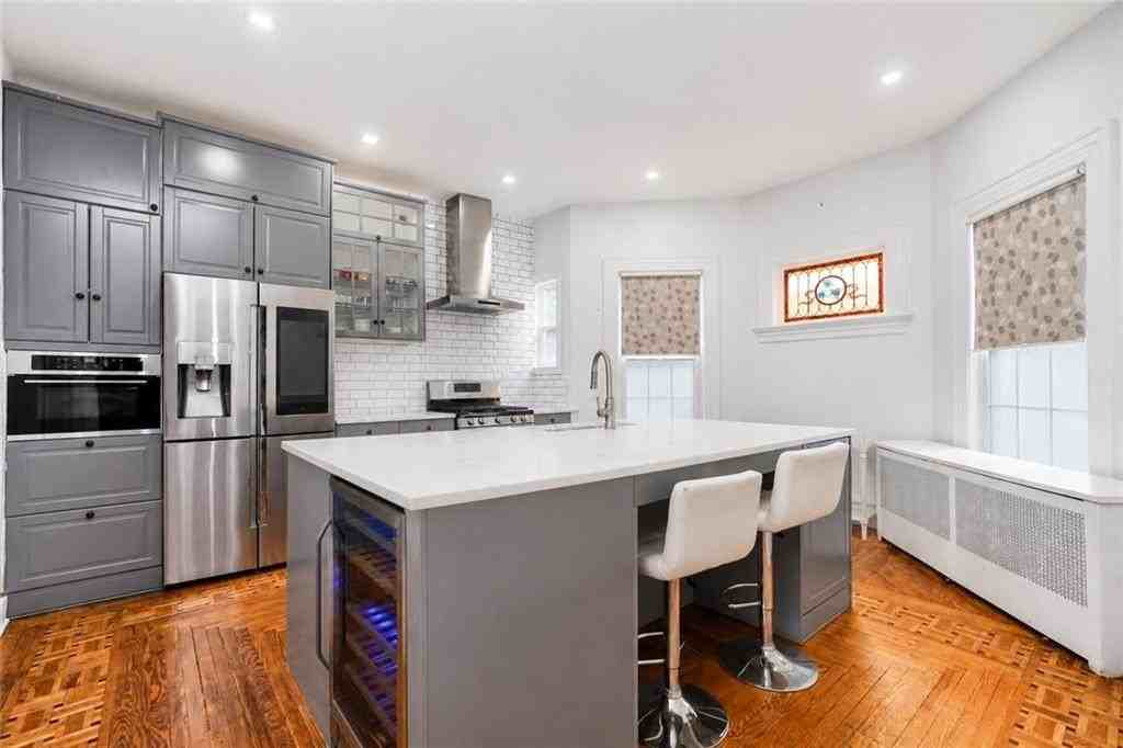 1112 Beverley Rd - Photo 6 of 42