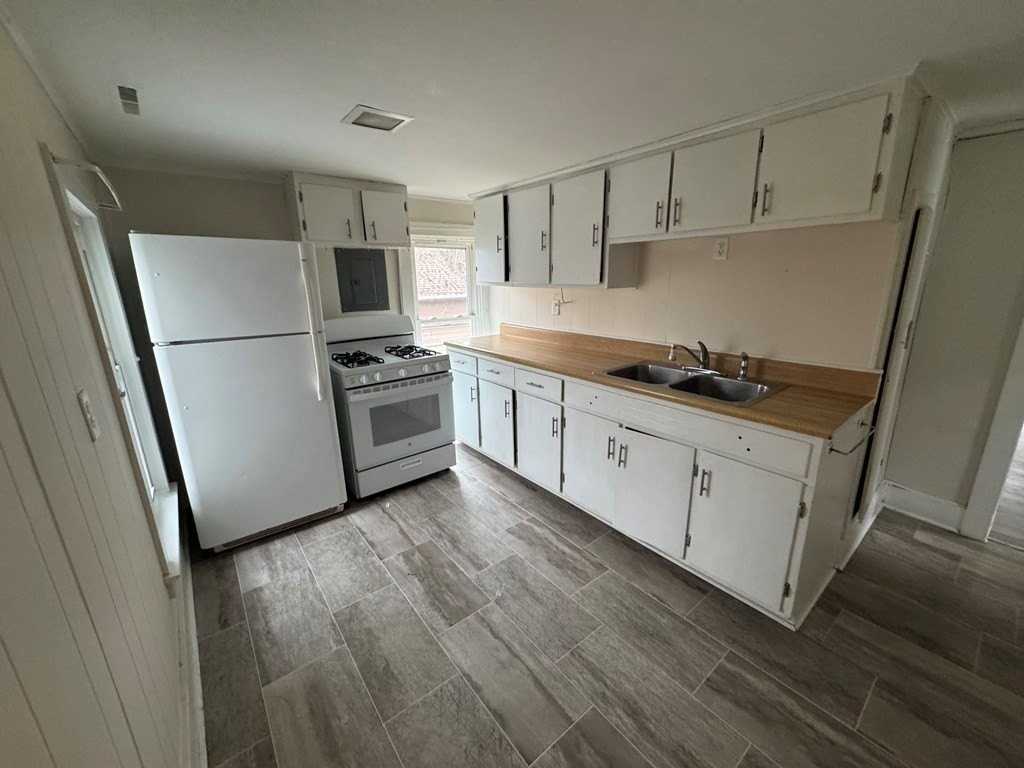 211 W 2nd St - Photo 3 of 8