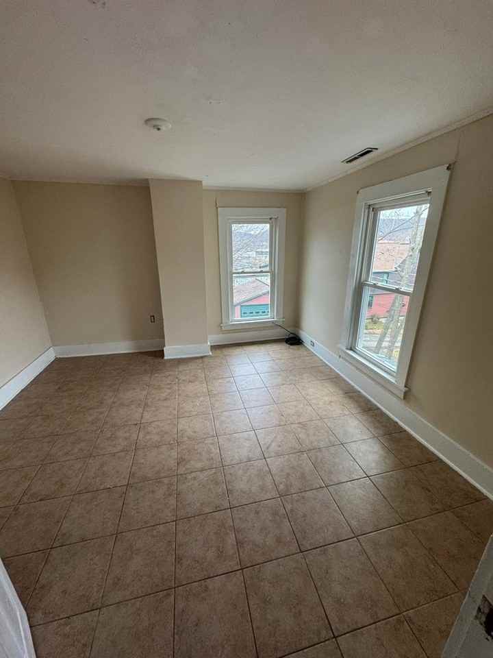 211 W 2nd St - Photo 4 of 8