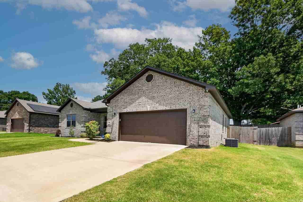 24 Aberdeen Dr - Photo 3 of 47