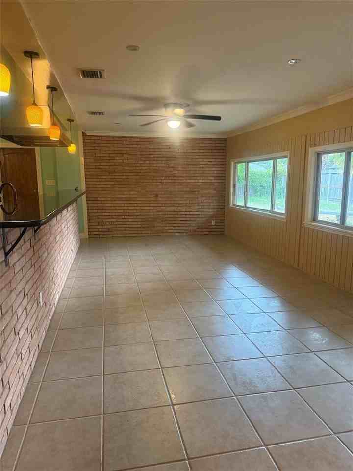 302 Montclair Dr - Photo 4 of 26