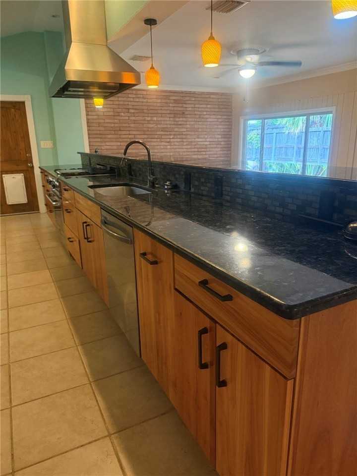 302 Montclair Dr - Photo 5 of 26