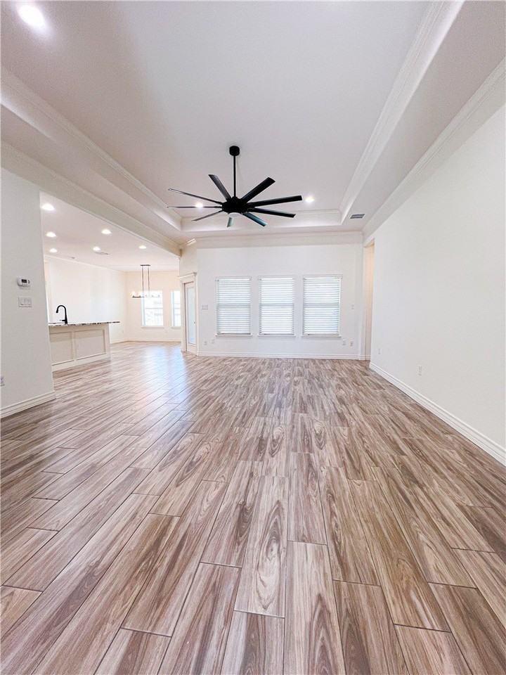 6026 Ventnor Pl - Photo 3 of 32