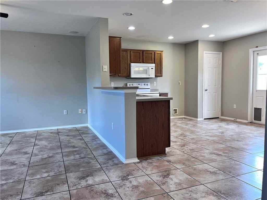 1024 Livermore St - Photo 3 of 19