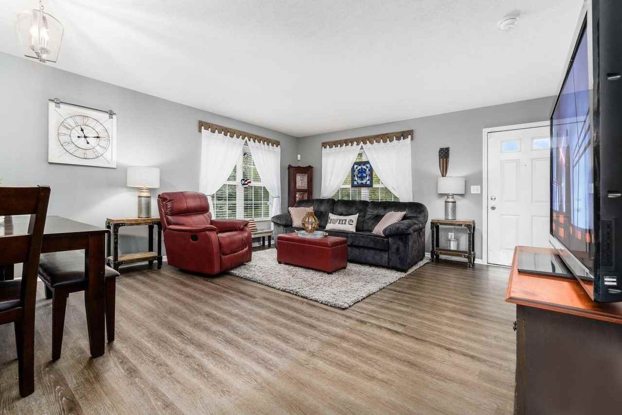 8196 Echo Spring Dr - Photo 3 of 37