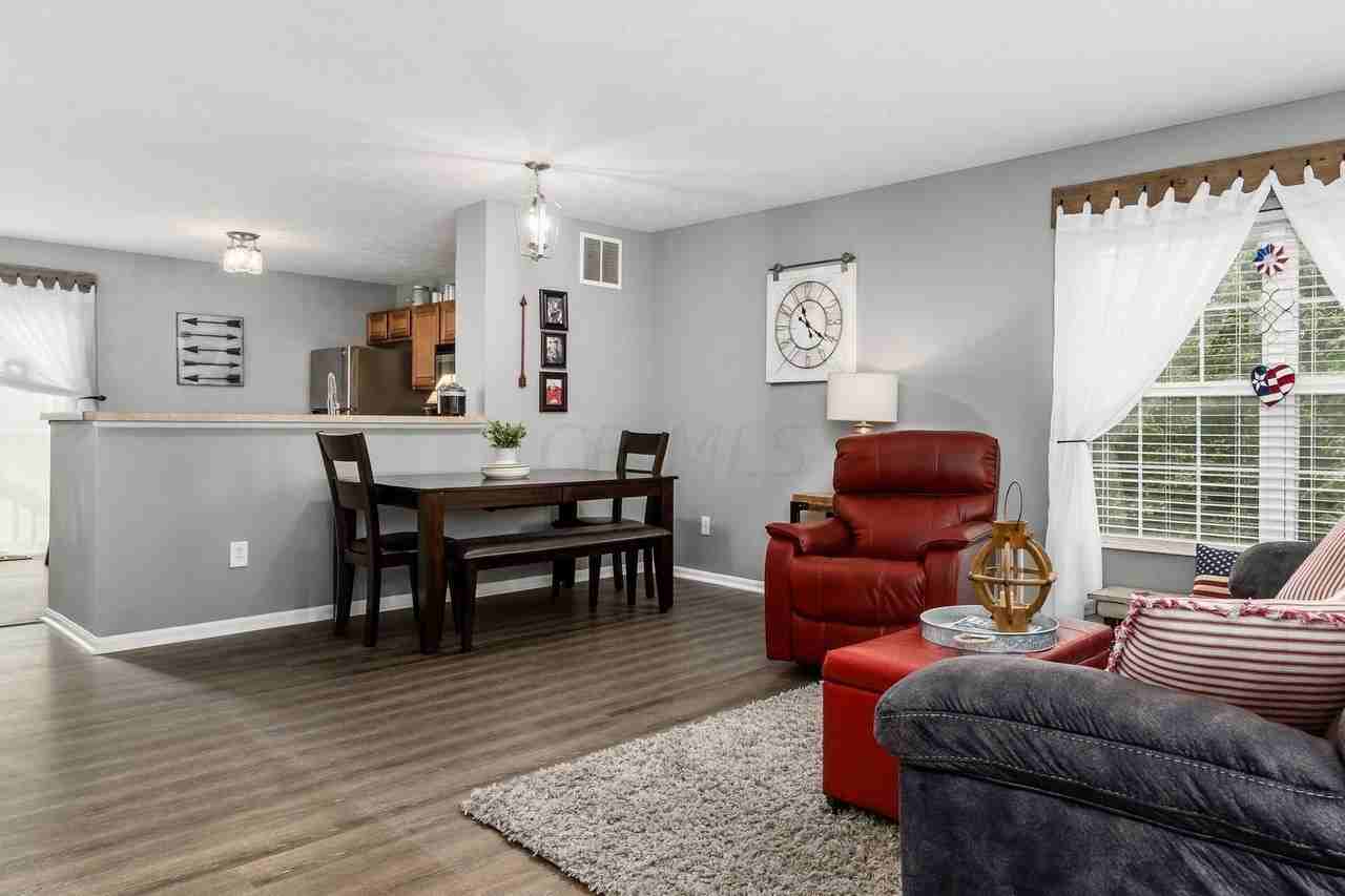 8196 Echo Spring Dr - Photo 4 of 37
