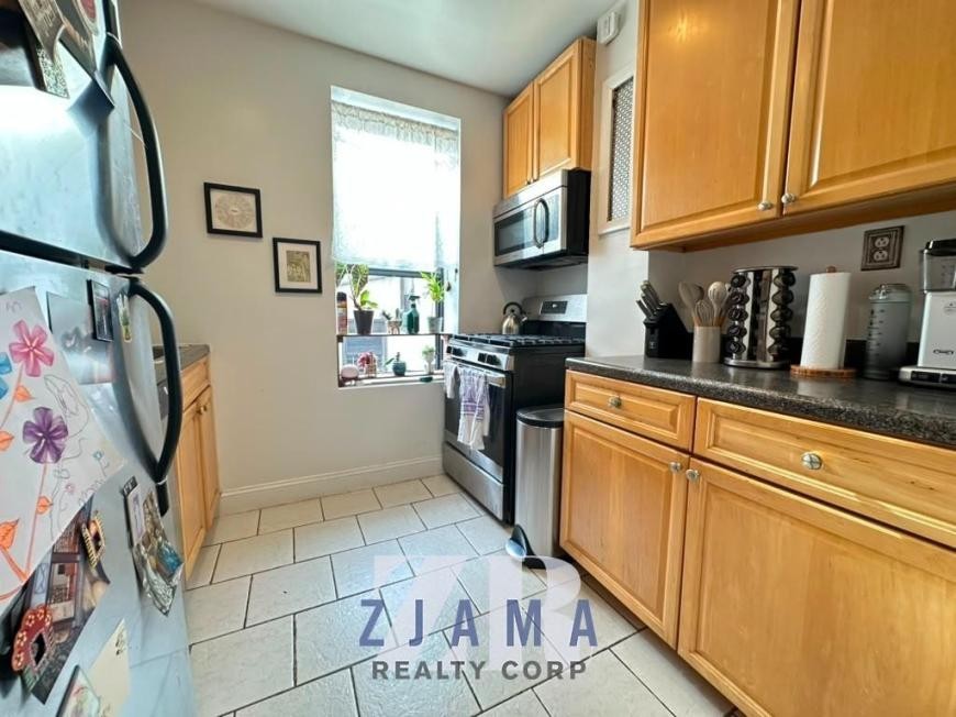 699 Ocean Ave - Photo 3 of 7