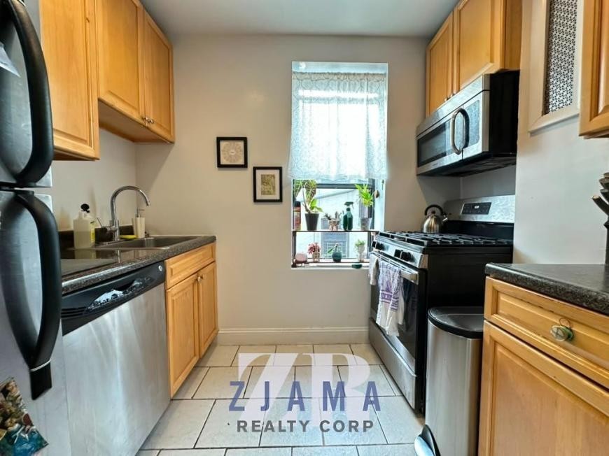 699 Ocean Ave - Photo 4 of 7