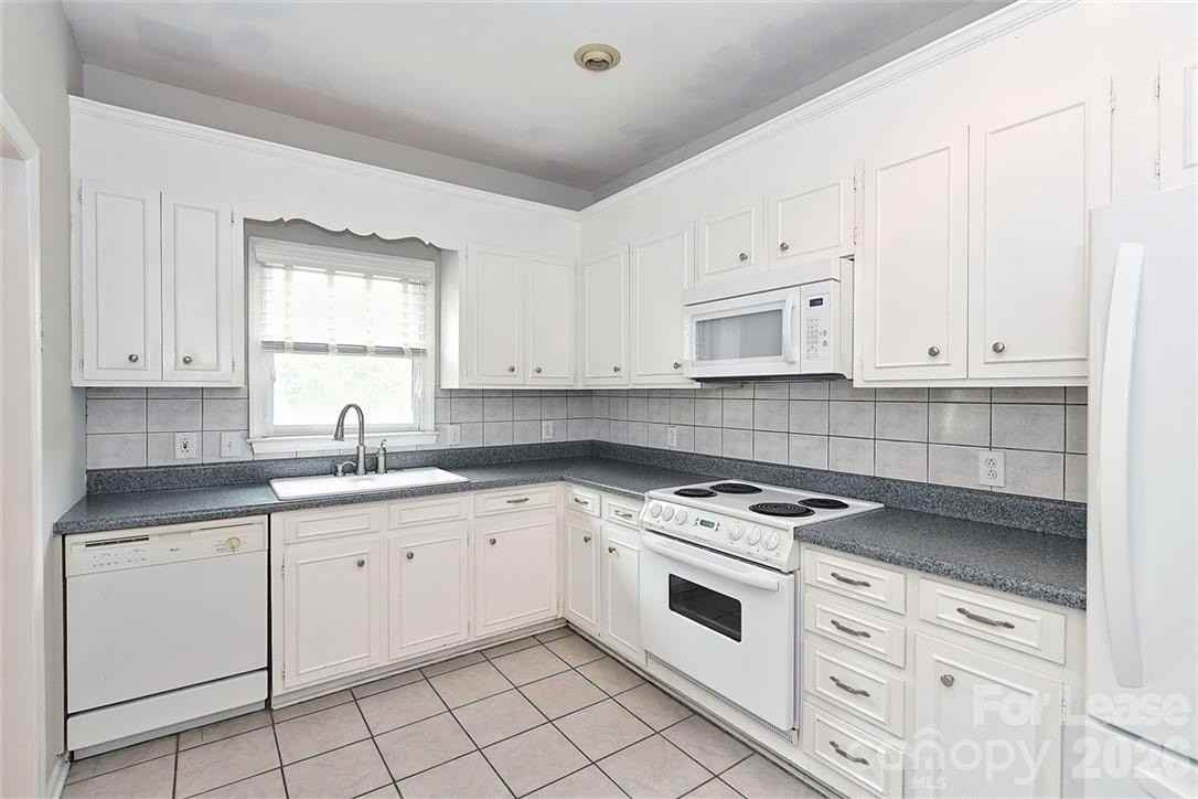 1016 Queens Rd #C - Photo 4 of 31
