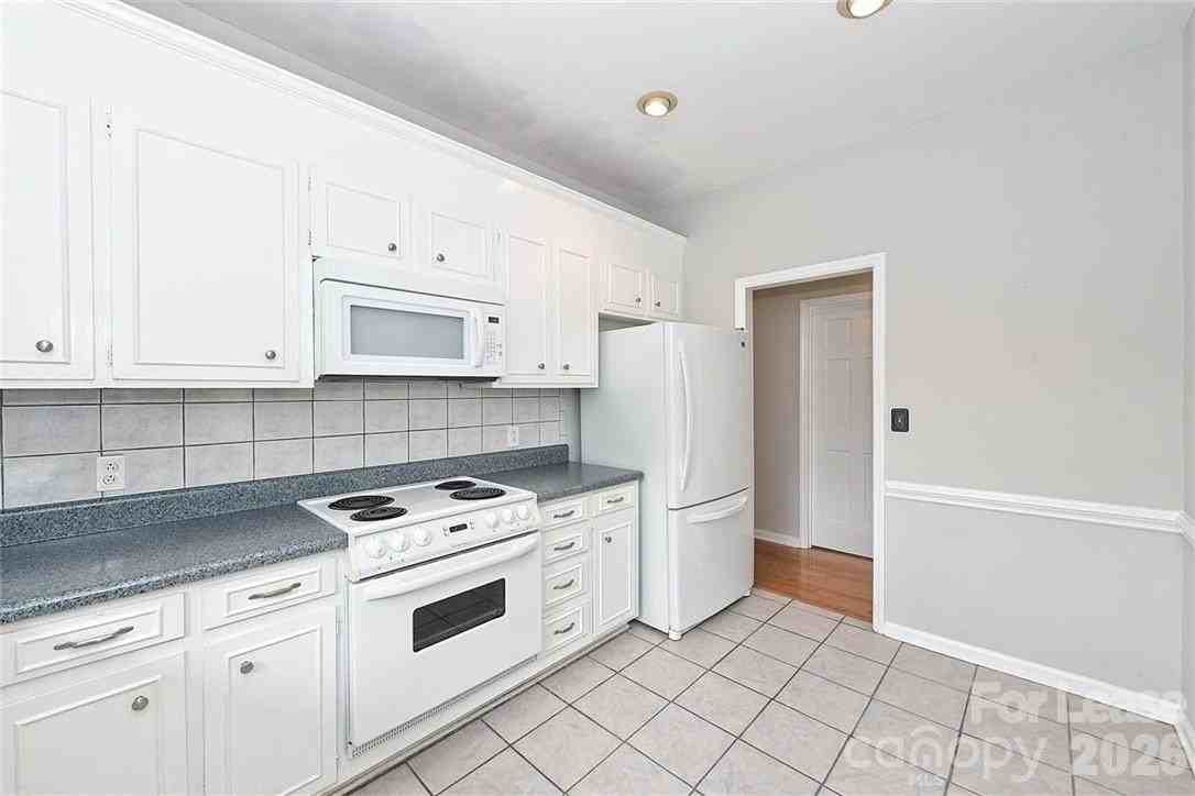 1016 Queens Rd #C - Photo 5 of 31