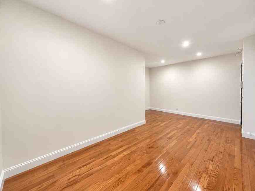 30 Dongan Pl - Photo 2 of 10