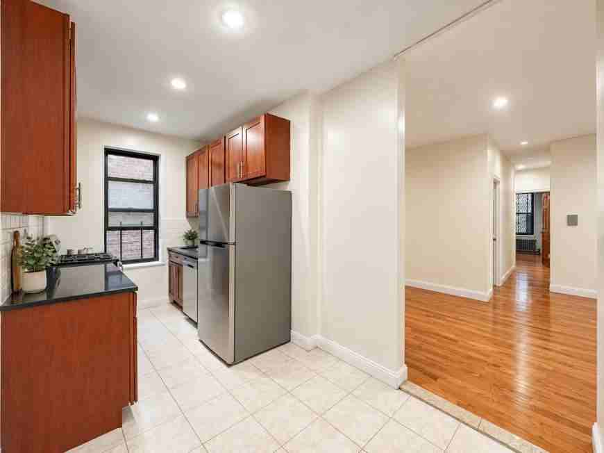 30 Dongan Pl - Photo 4 of 10