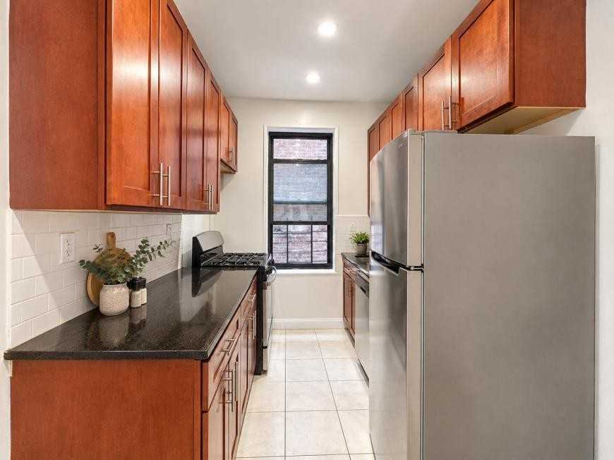 30 Dongan Pl - Photo 5 of 10