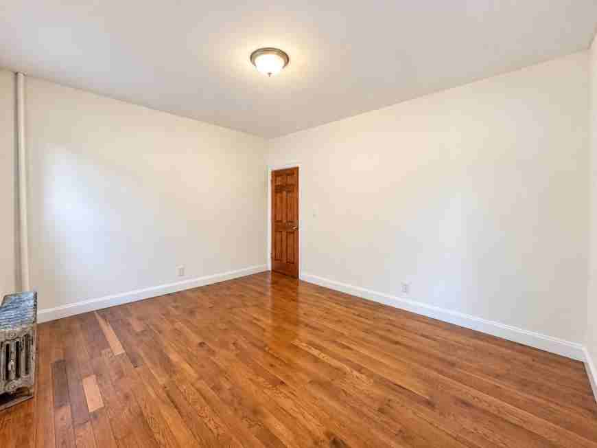 30 Dongan Pl - Photo 7 of 10