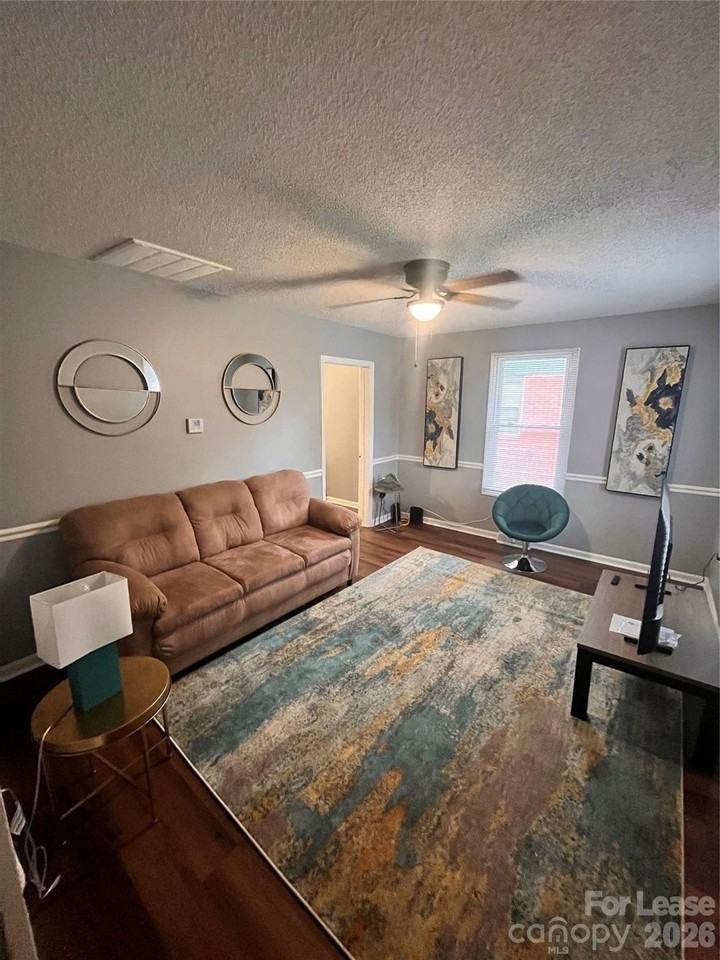 1901 Irma St - Photo 2 of 10