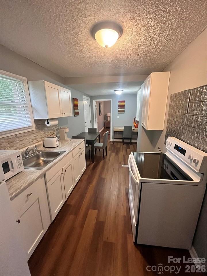 1901 Irma St - Photo 4 of 10