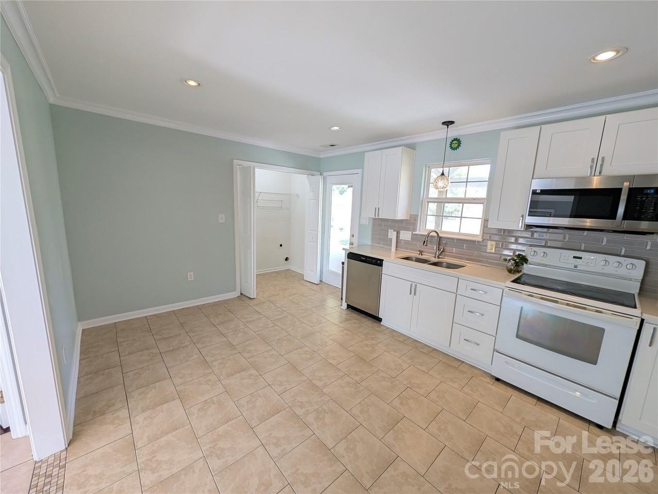 3017 Lynworth Pl - Photo 4 of 18