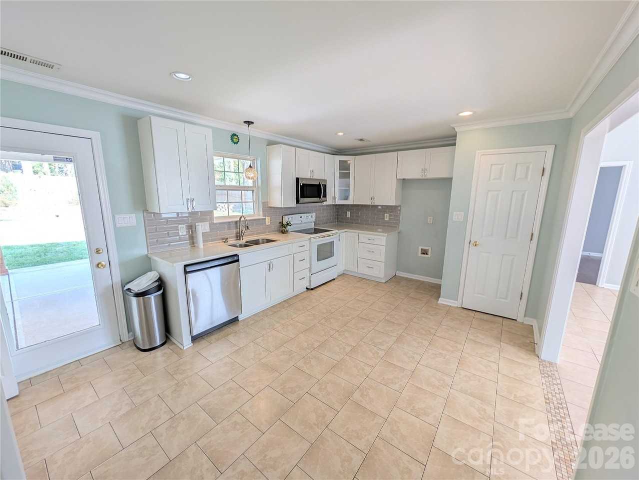 3017 Lynworth Pl - Photo 5 of 18