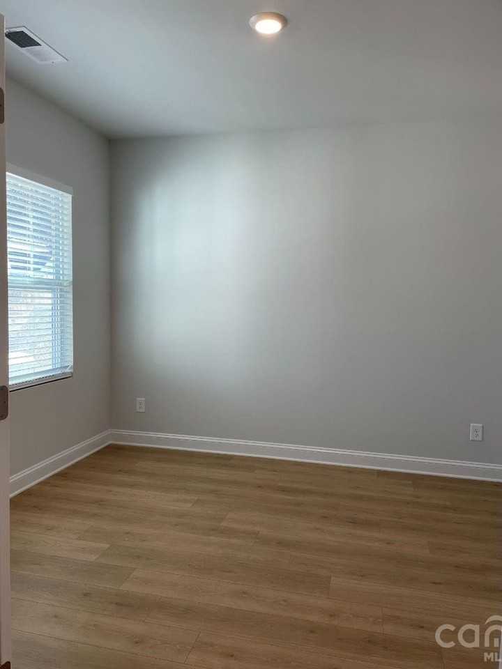 2859 Westshore Pl - Photo 4 of 28