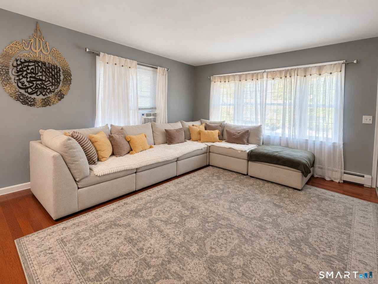 1081 Brooklawn Ave - Photo 4 of 32