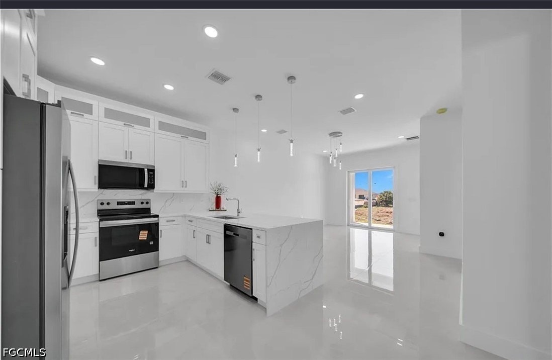 320 Poplar St - Photo 3 of 10