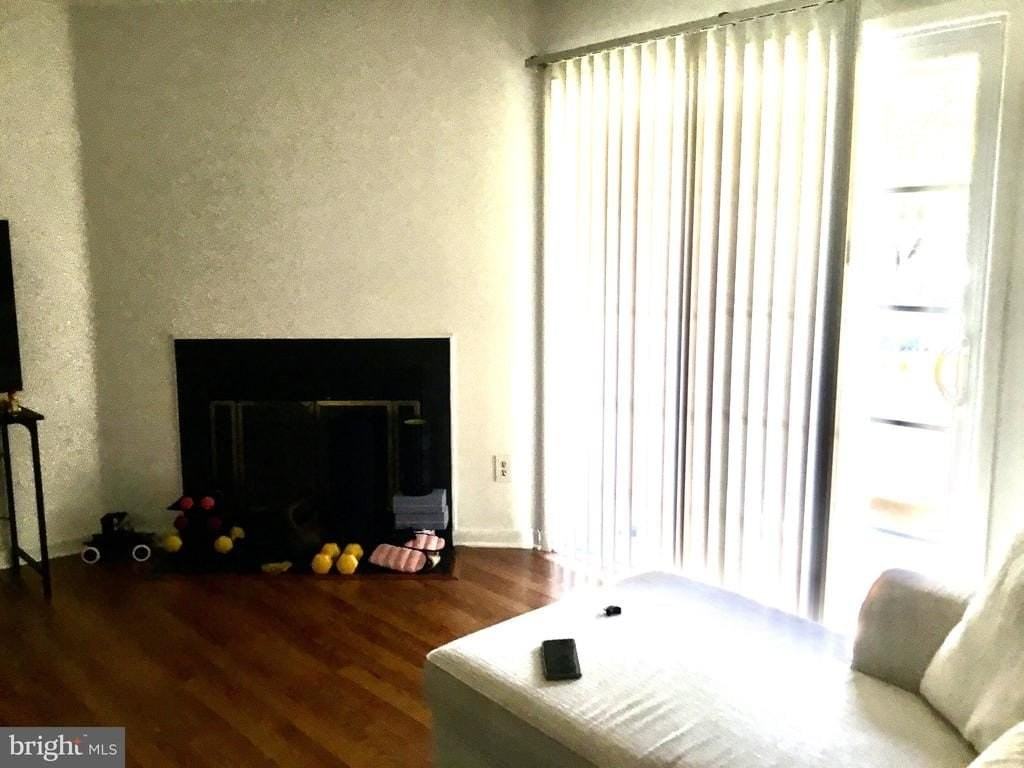 305 Trinity Ct - Photo 2 of 4